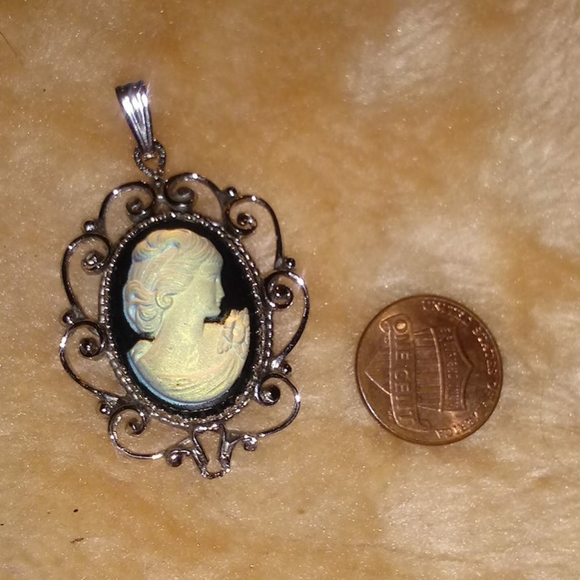 Mother of pearl (NOT SURE)pendant - Picture 7 of 8